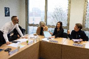 Agnes Canayer visits the National Helpline for Children at Risk offices - Paris