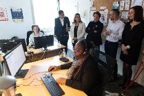 Agnes Canayer visits the National Helpline for Children at Risk offices - Paris