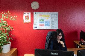 Agnes Canayer visits the National Helpline for Children at Risk offices - Paris