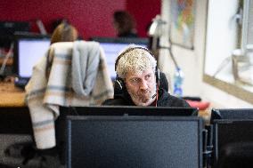 Agnes Canayer visits the National Helpline for Children at Risk offices - Paris