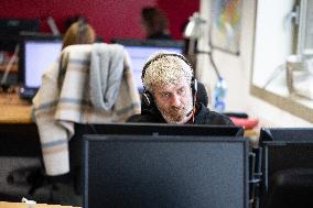 Agnes Canayer visits the National Helpline for Children at Risk offices - Paris