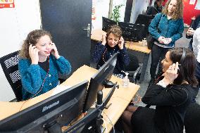 Agnes Canayer visits the National Helpline for Children at Risk offices - Paris