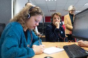 Agnes Canayer visits the National Helpline for Children at Risk offices - Paris