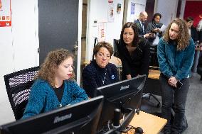 Agnes Canayer visits the National Helpline for Children at Risk offices - Paris