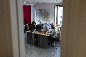 Agnes Canayer visits the National Helpline for Children at Risk offices - Paris