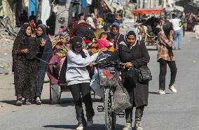 Palestinians Flee North Gaza