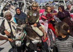 Palestinians Flee North Gaza