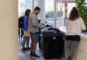 US Voters Head To the Polls