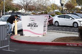 California Residents Register To Vote, And Vote, On Election Day, At The Sacramento County Voter Registration And Elections Offi