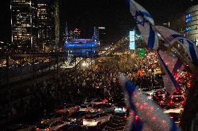 Protest Erupts After Netanyahu Fires Gallant - Tel Aviv