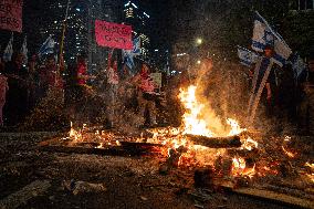 Protest Erupts After Netanyahu Fires Gallant - Tel Aviv