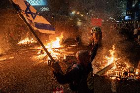 Protest Erupts After Netanyahu Fires Gallant - Tel Aviv