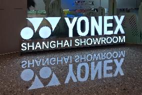 YONEX