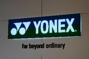 YONEX