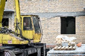 Reconstruction of apartment building damaged by Russian shelling continues in Zaporizhzhia