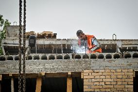 Reconstruction of apartment building damaged by Russian shelling continues in Zaporizhzhia