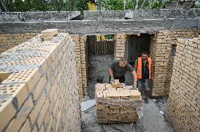 Reconstruction of apartment building damaged by Russian shelling continues in Zaporizhzhia