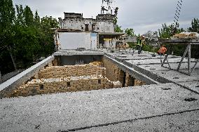 Reconstruction of apartment building damaged by Russian shelling continues in Zaporizhzhia