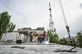 Reconstruction of apartment building damaged by Russian shelling continues in Zaporizhzhia