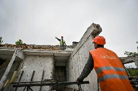 Reconstruction of apartment building damaged by Russian shelling continues in Zaporizhzhia