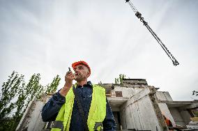 Reconstruction of apartment building damaged by Russian shelling continues in Zaporizhzhia