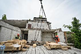 Reconstruction of apartment building damaged by Russian shelling continues in Zaporizhzhia