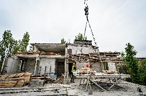 Reconstruction of apartment building damaged by Russian shelling continues in Zaporizhzhia