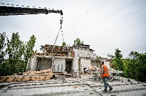 Reconstruction of apartment building damaged by Russian shelling continues in Zaporizhzhia