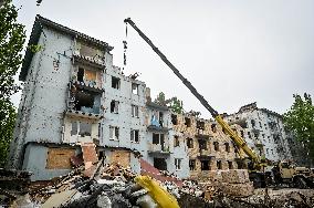 Reconstruction of apartment building damaged by Russian shelling continues in Zaporizhzhia