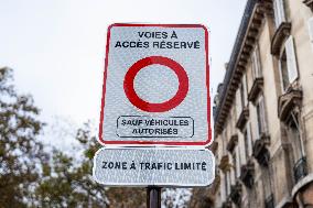 Limited Traffic Zone sign - Paris