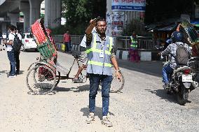 Students Are Performing The Duty Of Traffic Congestion Relief In Dhaka.