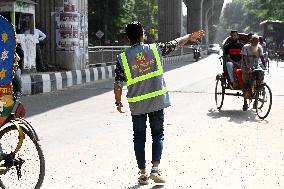 Students Are Performing The Duty Of Traffic Congestion Relief In Dhaka.