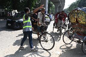 Students Are Performing The Duty Of Traffic Congestion Relief In Dhaka.