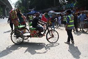 Students Are Performing The Duty Of Traffic Congestion Relief In Dhaka.