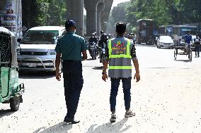 Students Are Performing The Duty Of Traffic Congestion Relief In Dhaka.