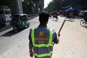 Students Are Performing The Duty Of Traffic Congestion Relief In Dhaka.