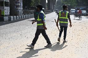 Students Are Performing The Duty Of Traffic Congestion Relief In Dhaka.