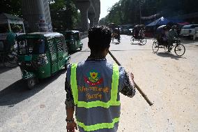 Students Are Performing The Duty Of Traffic Congestion Relief In Dhaka.