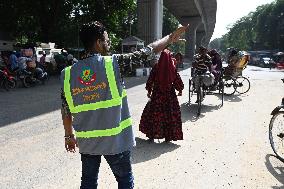 Students Are Performing The Duty Of Traffic Congestion Relief In Dhaka.