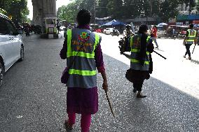 Students Are Performing The Duty Of Traffic Congestion Relief In Dhaka.