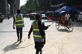 Students Are Performing The Duty Of Traffic Congestion Relief In Dhaka.