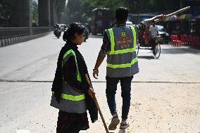 Students Are Performing The Duty Of Traffic Congestion Relief In Dhaka.