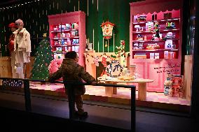 BHV Marais Christmas Window Lighting - Paris