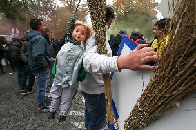 Horse Racing Associations And Professionals Demonstrate In Paris