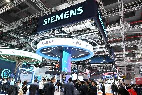 Siemens Robot at 7CIIE in Shanghai