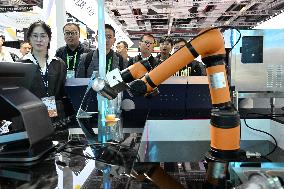 Siemens Robot at 7CIIE in Shanghai