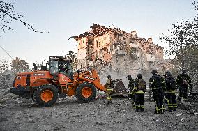 Russian guided bomb hits Zaporizhzhia apartment block