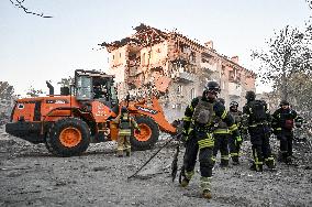 Russian guided bomb hits Zaporizhzhia apartment block