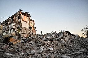 Russian guided bomb hits Zaporizhzhia apartment block