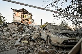 Russian guided bomb hits Zaporizhzhia apartment block